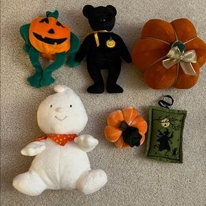 Bundle of asst. Halloween Plush - SFH
Hallmark and Ty
Halloween Beanies